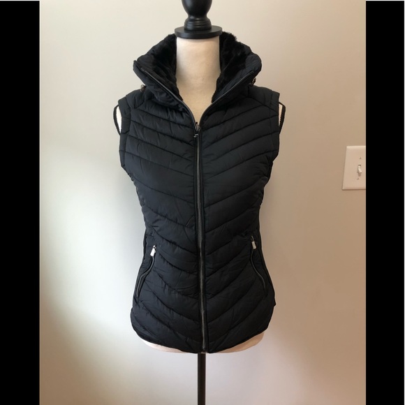 Black High Collar Sleeveless Puff Vest - Picture 4 of 13